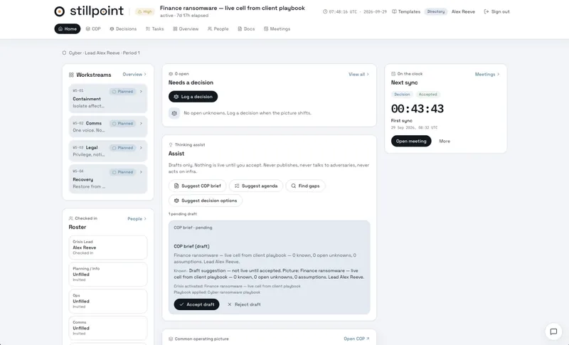 Stillpoint-Startseite einer aktiven Beispielkrise: Workstreams, offene Entscheidungen, Assistent mit Entwurf, Countdown zur nächsten Lagebesprechung und Besetzung des Krisenstabs.