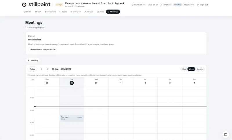 Stillpoint-Kalender in der Wochenansicht mit geplanter Lagebesprechung und einem Schalter, der E-Mail-Einladungen bei kompromittierter E-Mail abschaltet.