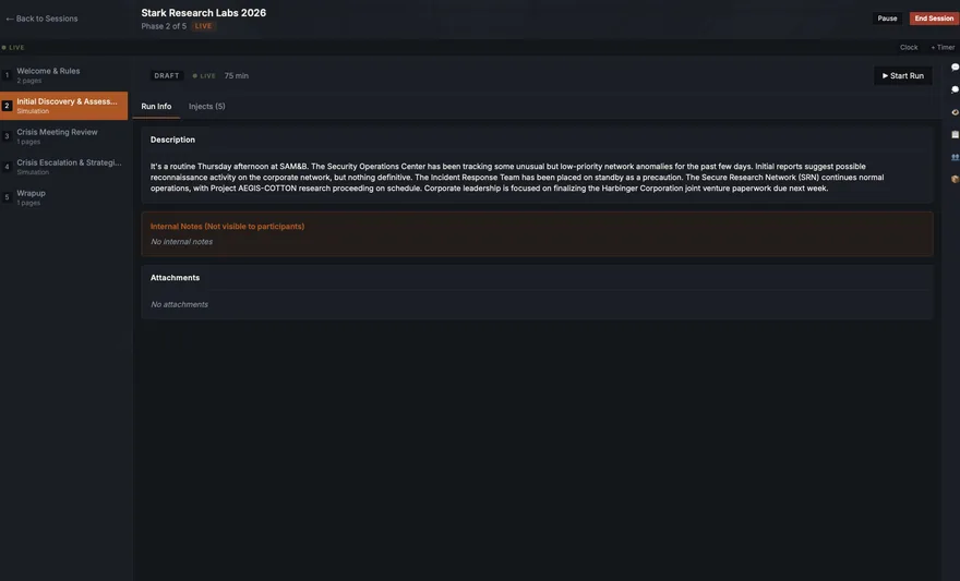 WarroomX Moderationsansicht: Simulationslauf im Entwurf mit Lagebeschreibung, internen Notizen, Anhängen und Phasenleiste.
