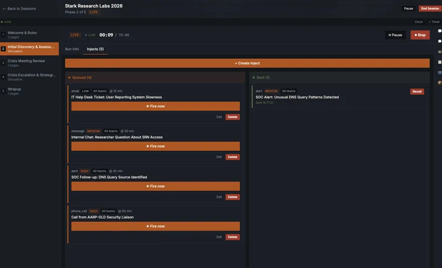 WarroomX Moderationsansicht: laufender Übungsclock, Warteschlange mit vier geplanten Injects und ein bereits gesendeter SOC-Alert.