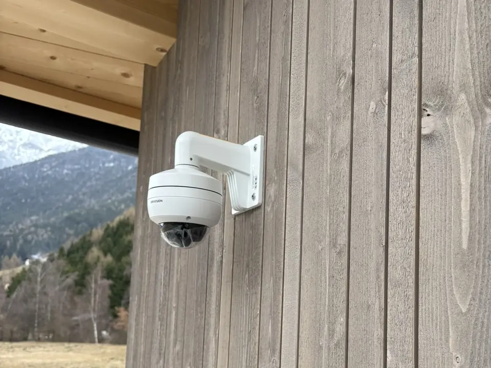 Außenkamera an der Holzfassade eines Wohnhauses